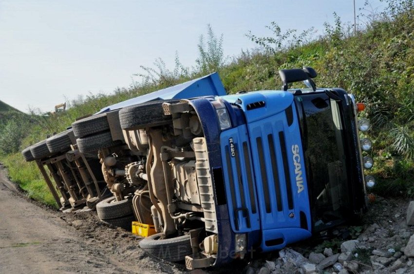 LKW umgestuerzt Koeln Bickendorf Freimersdorferstr P06.jpg